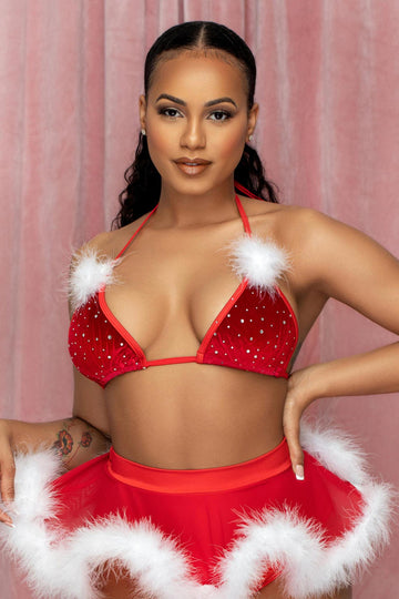 Parte superior de bikini de terciopelo rojo con diamantes de imitación y pelo